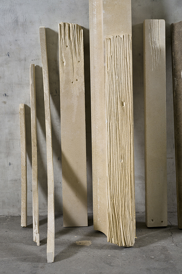 ΞΥΛΑ ΚΑΙ ΚΟΡΝΙΖΕΣ, 2015 lime stone / ασβεστολιθικός ψαμμίτης 154 x 216 x 43cm