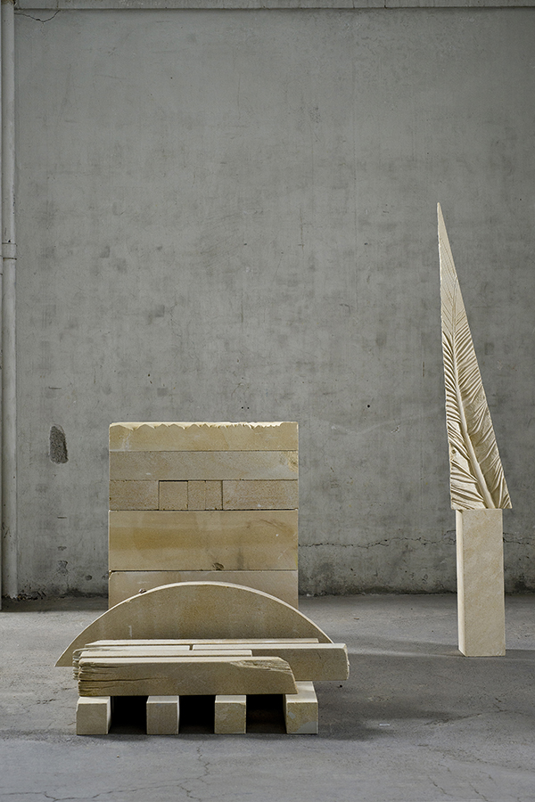 ΦΥΛΛΟ ΦΟΙΝΙΚΑ V, 2015 lime stone / ασβεστολιθικός ψαμμίτης 171 x 19 x 15cm