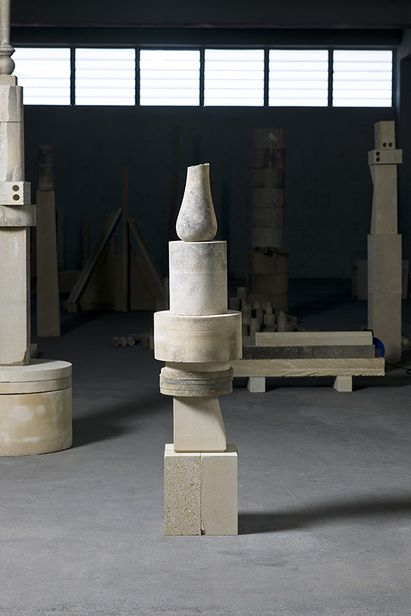 ΣΤΗΛΗ ΜΕ ΚΥΛΙΝΔΡΙΚΑ ΜΟΤΙΒΟ, 2015 130 x 30 x 30cm lime stone / ασβεστολιθικός ψαμμίτης